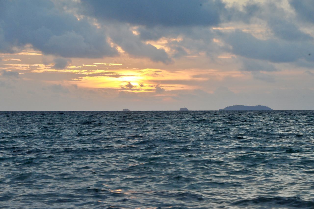 SCENIC VIEW OF SEA AGAINST SUNSET SKY