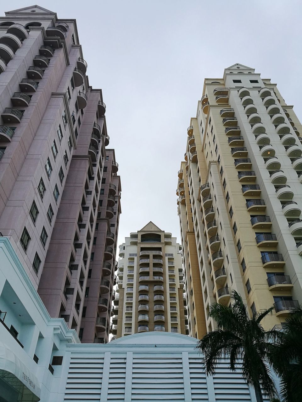 LOW ANGLE VIEW OF SKYSCRAPERS AGAINST SKY IN CITY