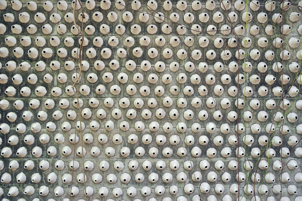 FULL FRAME SHOT OF METAL GRATE