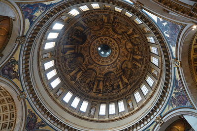 Inside  st pauls cathedral 