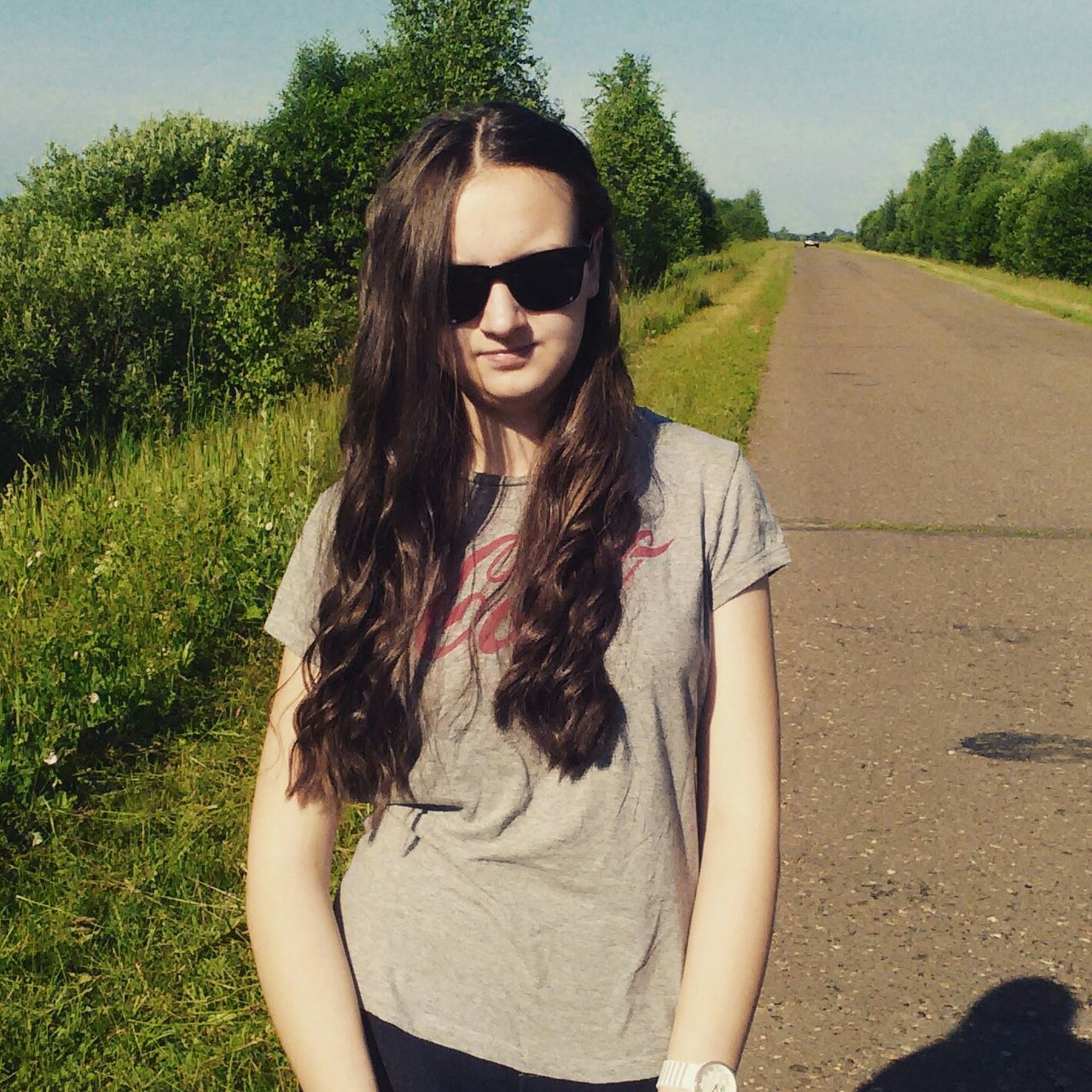 young adult, person, young women, portrait, looking at camera, lifestyles, front view, casual clothing, leisure activity, smiling, long hair, standing, tree, grass, sunglasses, three quarter length, happiness