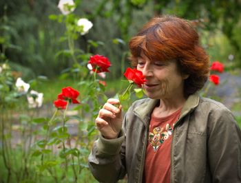 Young woman holding flowers