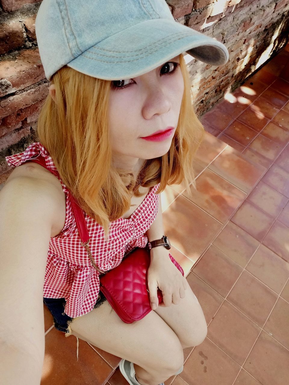 PORTRAIT OF YOUNG WOMAN WEARING HAT STANDING AGAINST WALL