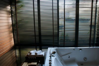 Window blinds and bathtub in restroom