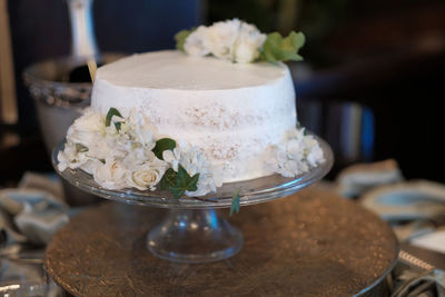 Close-up of white roses on table