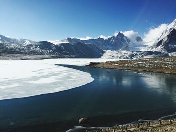 Scenic view of gurudogmar lake in winter