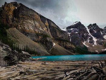 Panoramic view of lake and mountains against sky