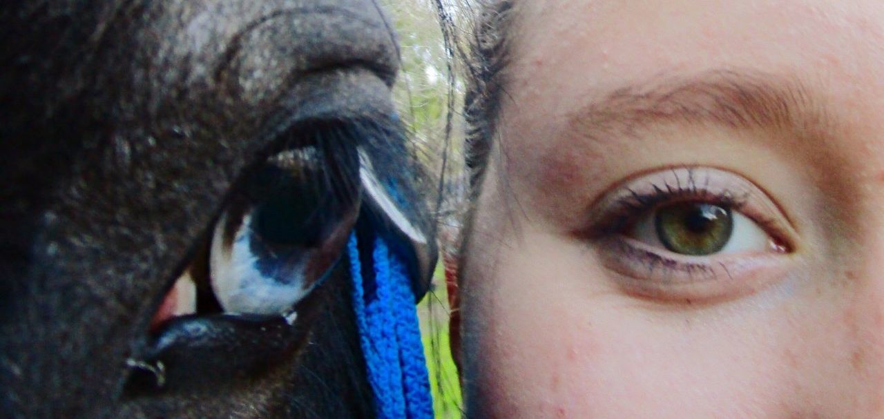 human eye, close-up, eyelash, real people, lifestyles, one person, outdoors, day, human body part, eyebrow, eyeball