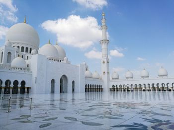 Sheikh zayed mosque against cloudy sky