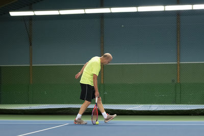 Man playing tennis