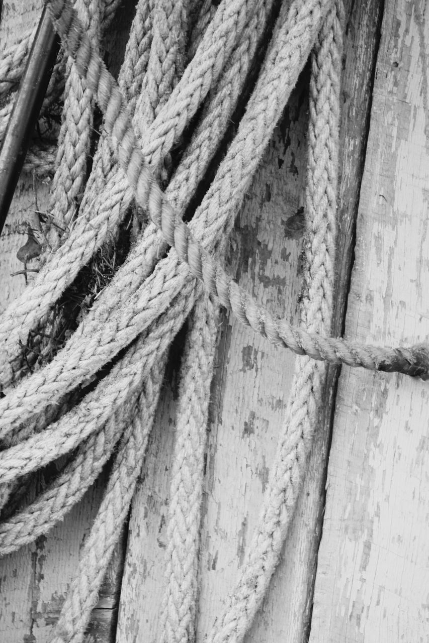 FULL FRAME SHOT OF ROPE TIED UP ON WOOD