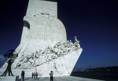 People by padrao dos descobrimentos in city