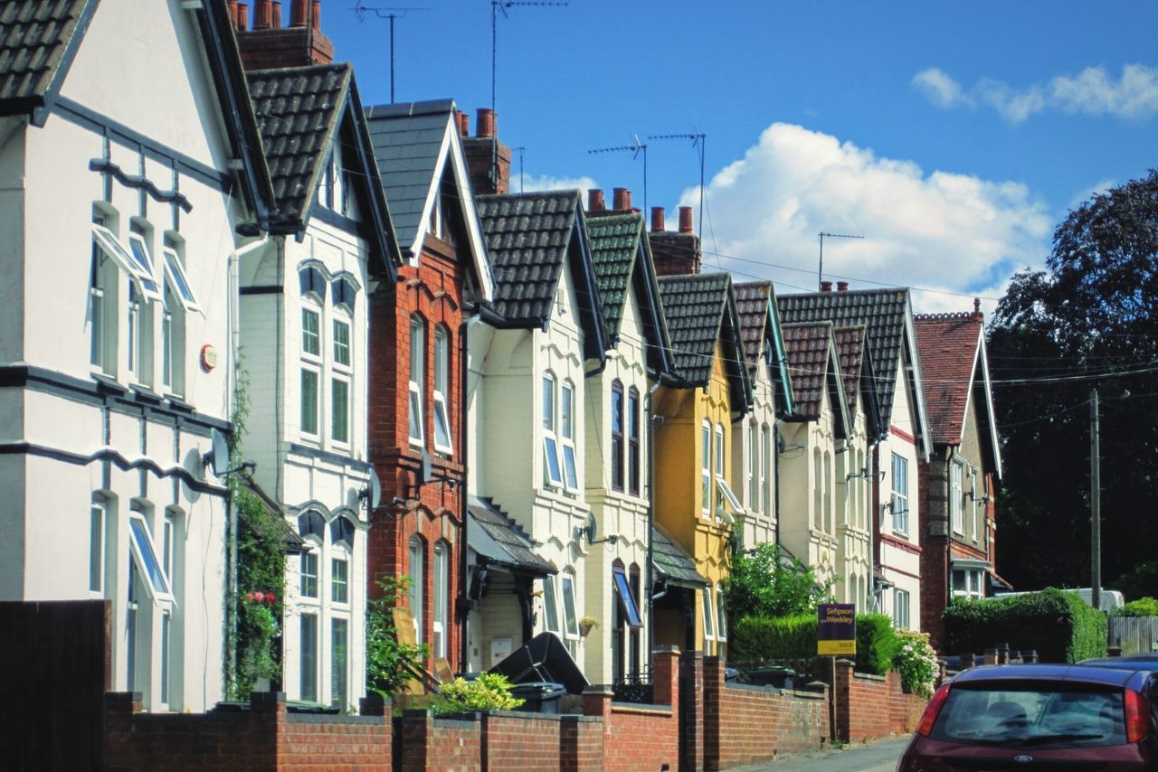 LOW ANGLE VIEW OF BUILDINGS AGAINST SKY IN CITY