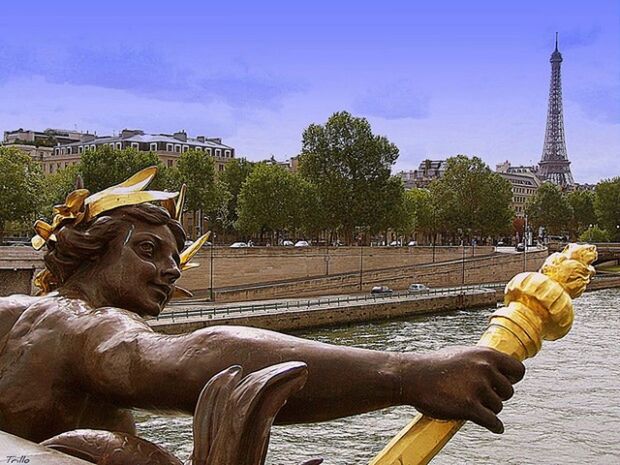 CLOSE-UP OF STATUE AGAINST CITYSCAPE