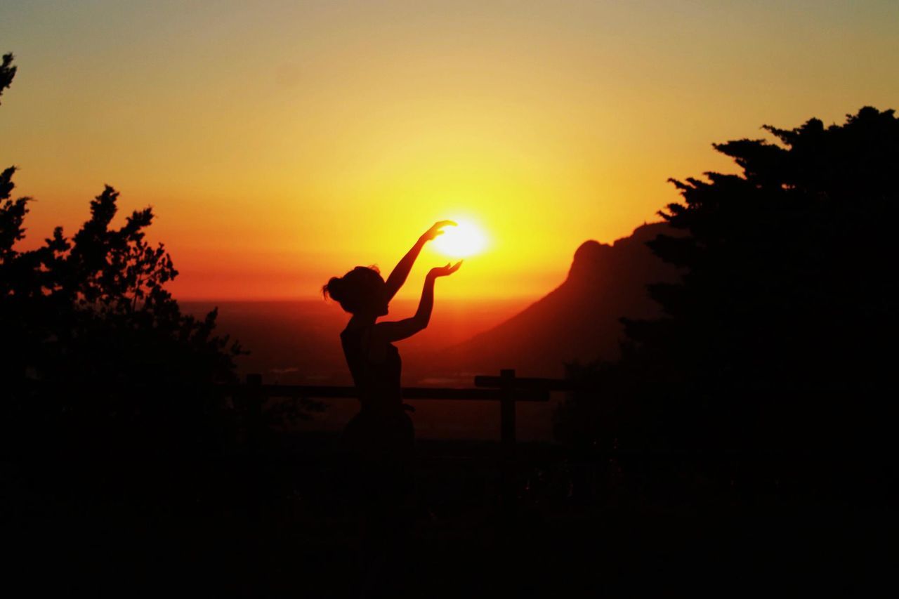 sunset, silhouette, sun, leisure activity, lifestyles, orange color, sky, scenics, beauty in nature, tranquil scene, tranquility, men, nature, idyllic, enjoyment, full length, tree, standing