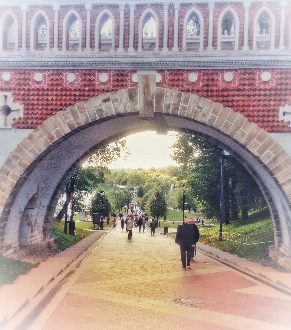 PEOPLE WALKING ON FOOTPATH IN CITY