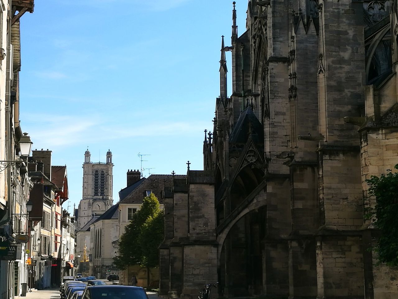 VIEW OF STATUE OF CATHEDRAL