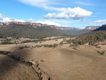 Drone view of wolgan valley, part of the blue mountains near sydney, new south wales, australia. 