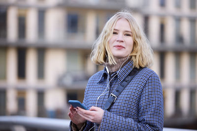 Smiling woman looking at camera