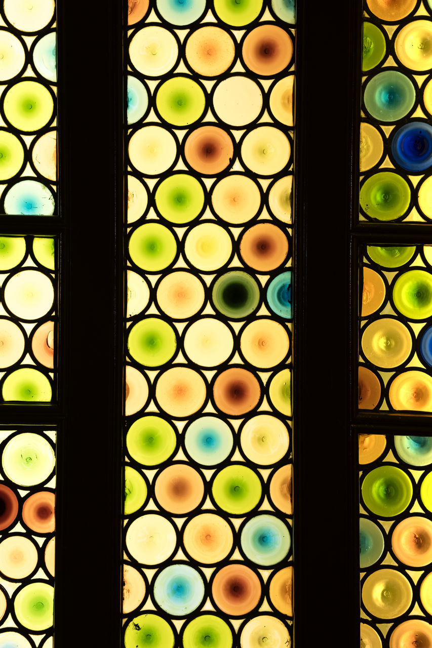 CLOSE-UP OF GLASS WINDOW