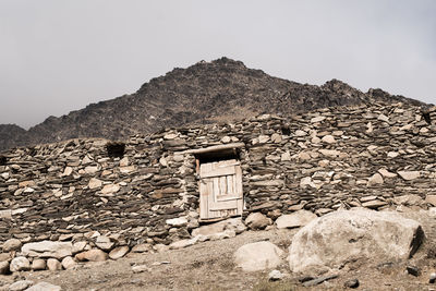 Stone wall in desert against clear sky