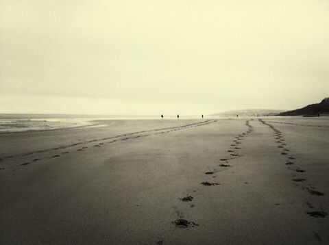 beach, sand, sea, shore, horizon over water, water, tranquil scene, tranquility, scenics, copy space, clear sky, beauty in nature, nature, coastline, footprint, sky, incidental people, wave, vacations, idyllic