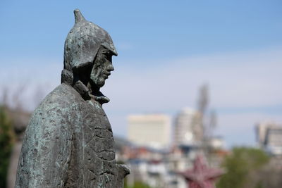 Statue against sky