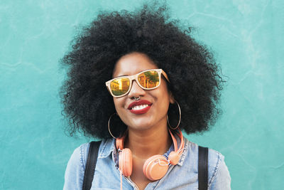 Portrait of a smiling young woman wearing sunglasses