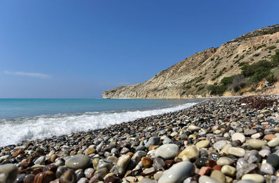 Beach with pebble stones and beautiful tropical sea. summer vacation concept. pissouri bay, cyprus 