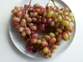 Close-up of grapes in bowl