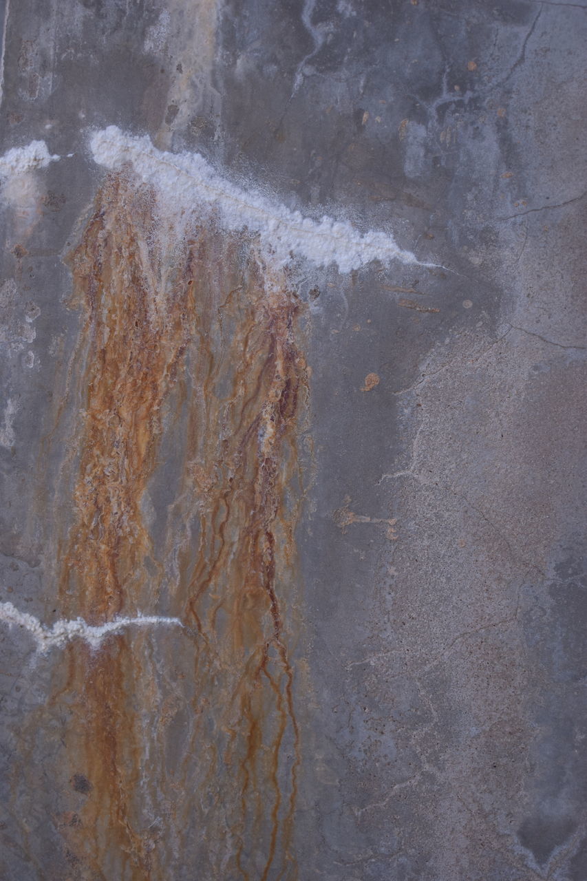 FULL FRAME SHOT OF WEATHERED WALL