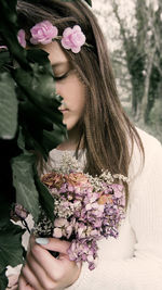 Midsection of woman holding flower bouquet