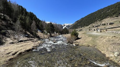 The river run to the mountain