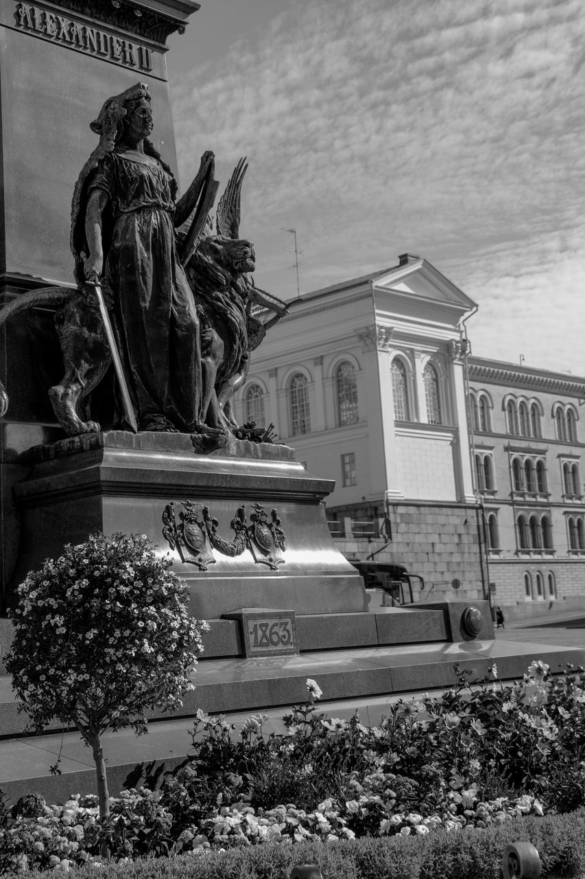 architecture, black and white, built structure, building exterior, sculpture, monochrome, statue, human representation, monochrome photography, representation, plant, nature, black, sky, city, male likeness, no people, history, travel destinations, urban area, the past, building, travel, day, white, mode of transportation, outdoors, low angle view, creativity, craft, landmark, transportation, tree, car, cloud, house, street, vehicle