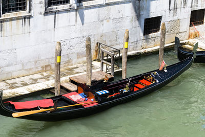 The gondola is a traditional, venetian rowing boat, usata to the venetian lagoon.