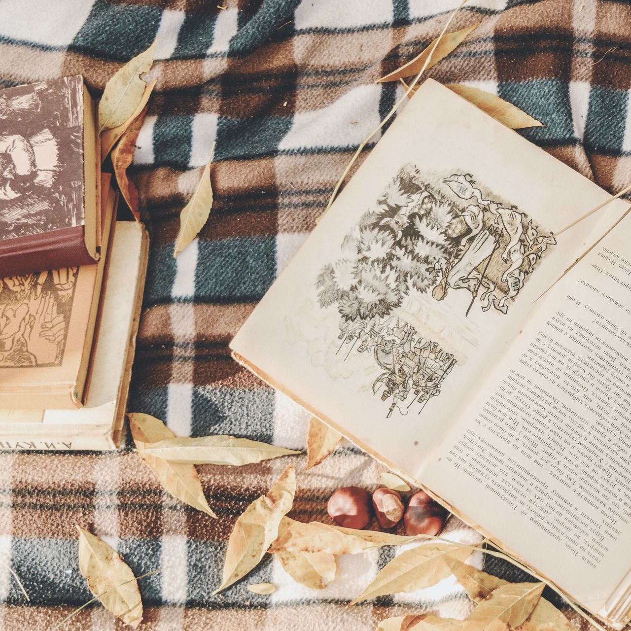 HIGH ANGLE VIEW OF OPEN BOOK ON TABLE