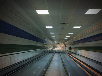 Moving walkway in tunnel