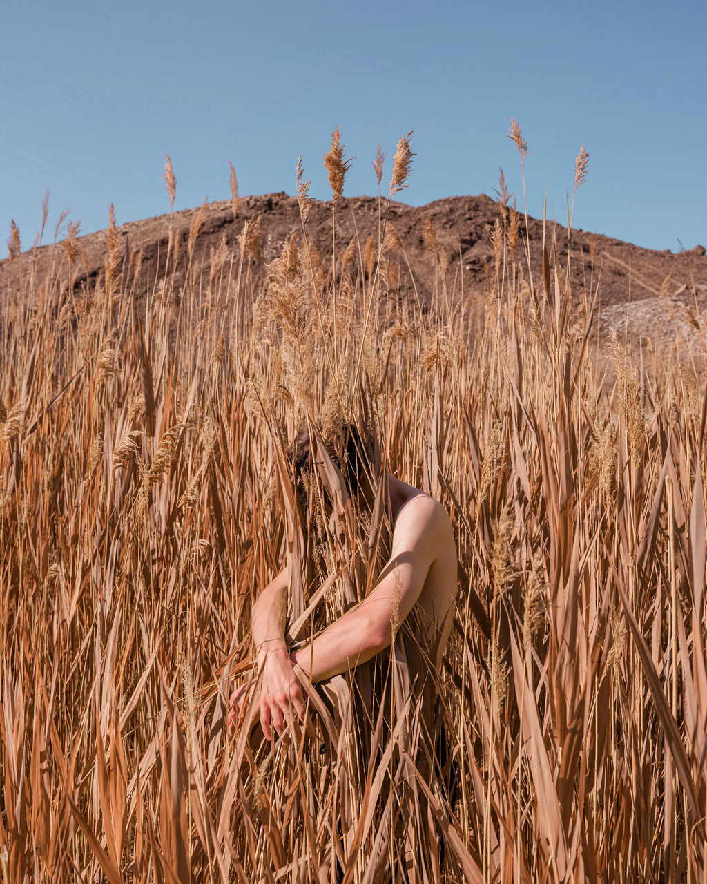 SIDE VIEW OF WOMAN WALKING ON FIELD