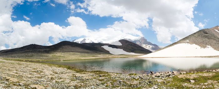 Panoramic view of lake and mountains against sky