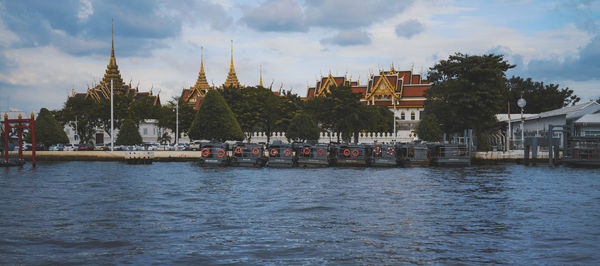 Panoramic view of river amidst buildings against sky in city