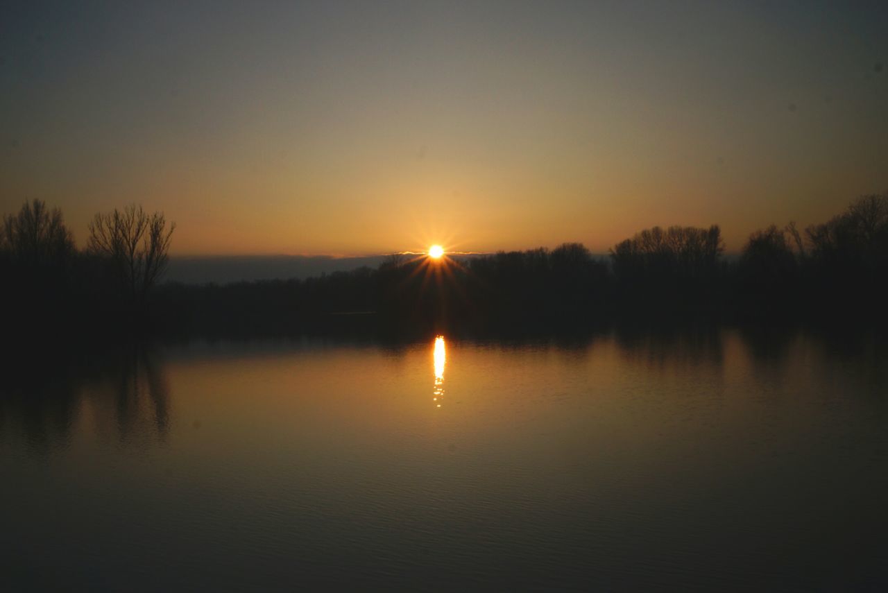 sunset, reflection, tranquil scene, tranquility, water, scenics, beauty in nature, lake, silhouette, tree, sun, nature, clear sky, waterfront, idyllic, orange color, copy space, sky, calm, river