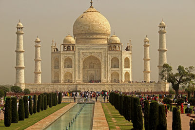 Group of people in front of taj mahal 