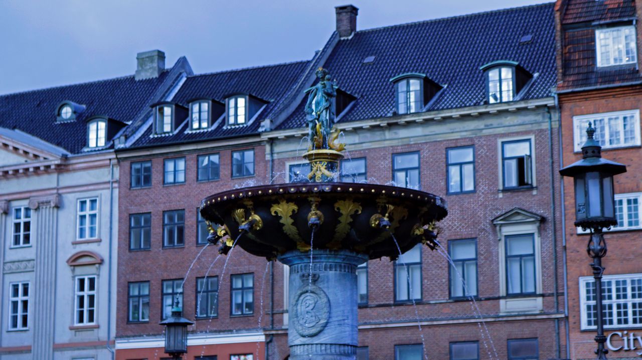 LOW ANGLE VIEW OF STATUE IN CITY AGAINST SKY