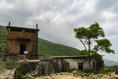 Old ruin building against sky