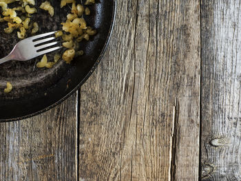 Directly above shot of macaroni pasta in pan on wooden table