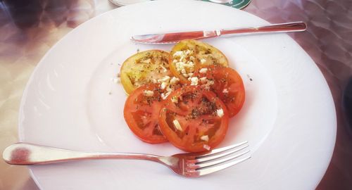 High angle view of ensalada de tomate alineada food in plate on table