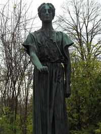 statue