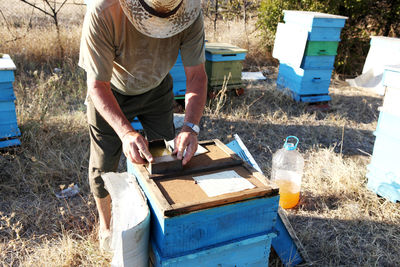 Preparing honey bees for winter