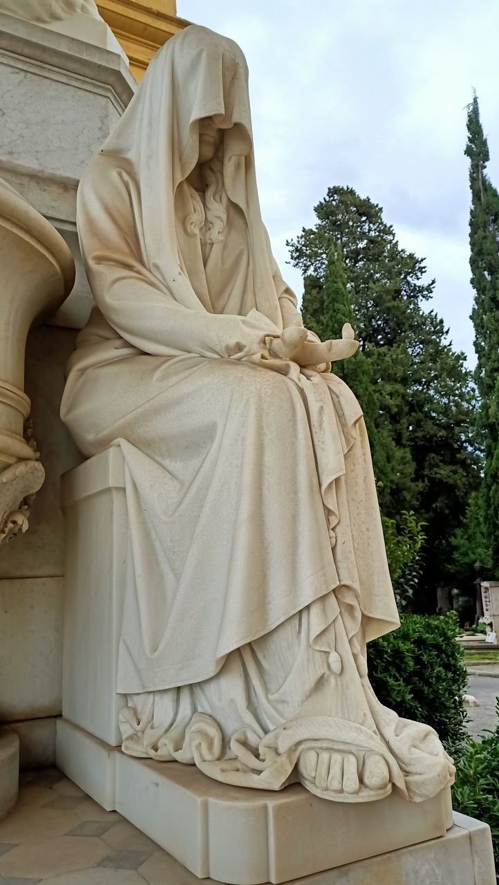 LOW ANGLE VIEW OF STATUE AGAINST TREES