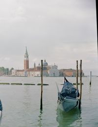 Boats in canal against buildings in city